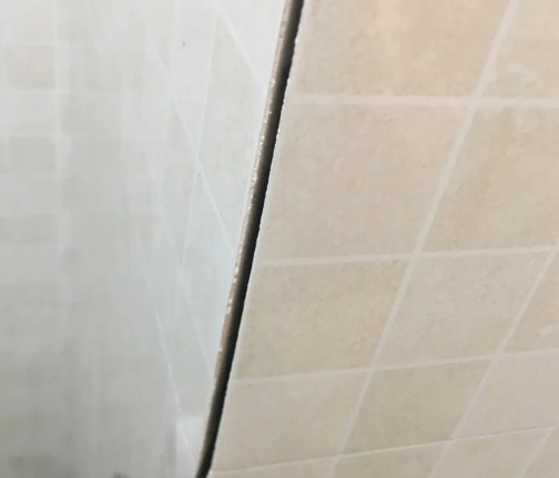 曹县瓷砖空鼓维修公司分享阳台瓷砖脱落的修复过程可以分为以下几个步骤